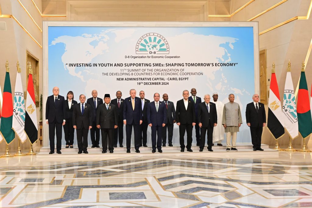 foto presiden Prabowo Subianto bersama para petinggi negara peserta KTT-8