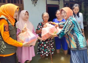 Wakil Bupati Ibu Nurul azizah bersama BPBD dan Ketua MUI serahkan bantuan untuk korban banjir bandang