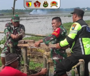 Anggota Babinsa Koramil 06/Baureno Kodim 0813 Bojonegoro Jawa Timur, bersama Pemerintah Desa (Pemdes) dan Polsek Baureno, bergotong royong memperbaiki tanggul jebol di Kali Simo Desa Sumuragung Kecamatan Baureno Kabupaten Bojonegoro, Jumat (20/12/2024) pagi.