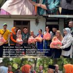 Ibu Nurul Azizah Wakil Bupati Terpilih bersama BPBD dan Ketua MUI Serahkan Bantuan ke Korban Banjir Bandang