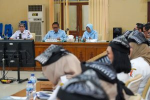 rapat koordinasi dan sinkronisasi program prioritas 100 Hari Kerja Pertama tahun 2025 di Gedung Angling Dharma bersama Pasangan Bupati dan Wakil Bupati Bojonegoro terpilih periode 2025-2030 Setyo Wahono - Nurul Azizah dengan Plh Sekda Djoko Lukito, Kepala OPD, Camat, dan Perwakilan Asosiasi Kades